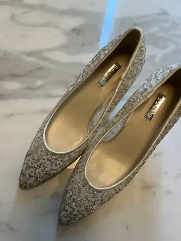 RANDA 비쥬 장식 화이트 펌프스 24cm