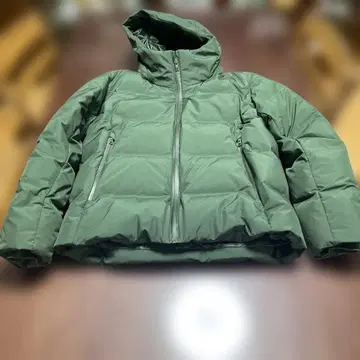 올리브 그린 후드 부착 다운 자켓