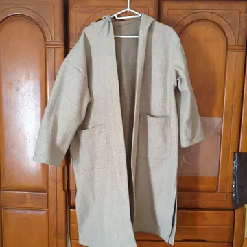 후드 부착 베이지 롱 코트