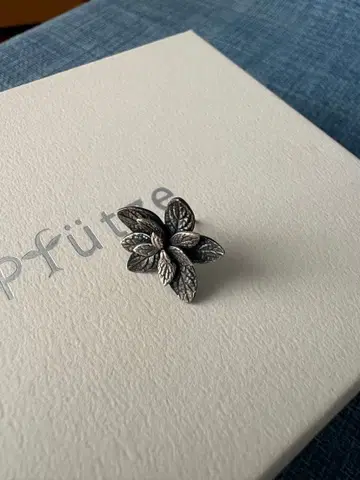 푸츠 pfutze 로제트 rosettes 스모크 실버 한쪽 귀걸이