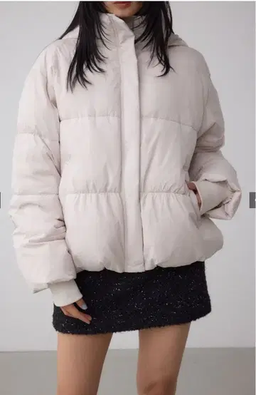 아줄 후드 부착 크림색 다운 자켓