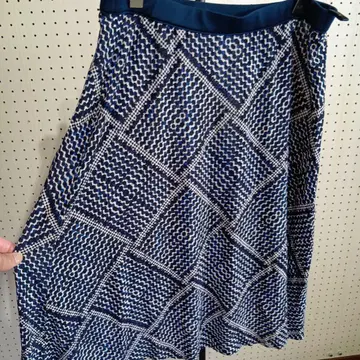 아쿠아스큐텀 기하학 패턴 플리츠 스커트