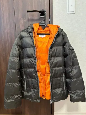 후드 부착 다운 자켓 블랙과 오렌지