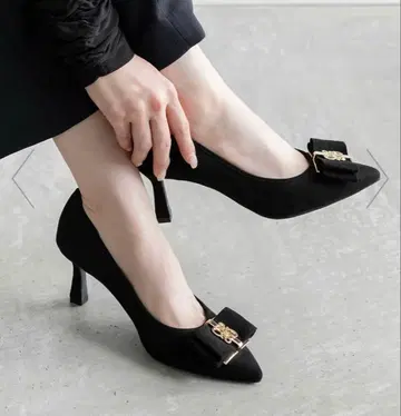 [달릴 수 있는 슬림 레그 펌프스] 모노그램 부품 리본 핏 펌프스