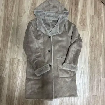 새상품 유나이티드 애로우즈 후드 부착 무스탕 코트 38