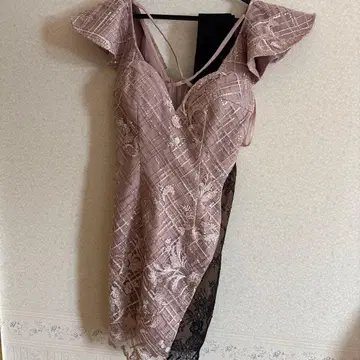 연보라색 레이스 장식 타이트 드레스