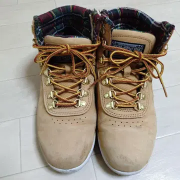 베이지 스웨이드 하이컷 워크 부츠