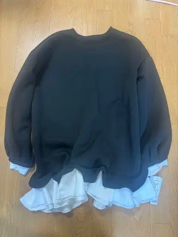 프릴 달린 블랙 맨투맨 속기모