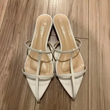 [새상품급] 포인티드 T 스트랩 뮬 샌들 24.5