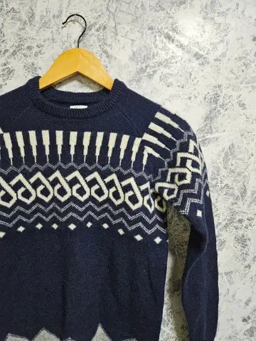 [ MISTERGENTLEMAN ] 노르딕 무늬 울 니트 스웨터 네이비