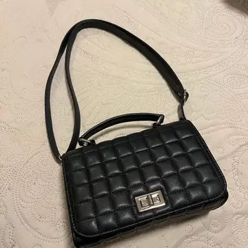 블랙 퀼팅 숄더백