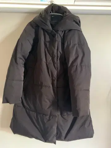 [대폭 할인 중] 후드 부착 블랙 롱 다운 자켓