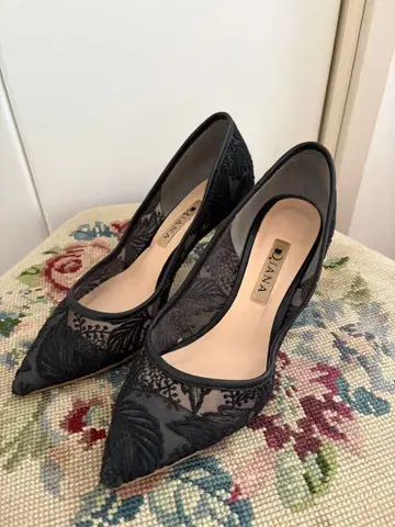 DIANA 블랙 자수 레이스 펌프스