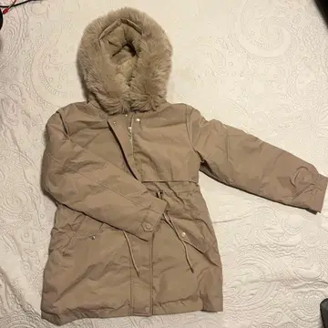 베이지 다운 자켓 퍼 달린 후드