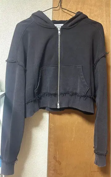 [페이징 보이] 다크 그레이 크롭 후드티