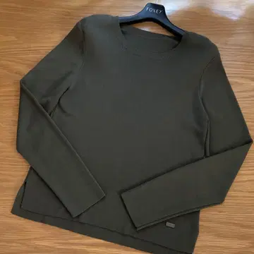 새상품급 FOXEY 그레이스 울 스웨터 40 올리브