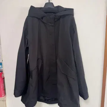 블랙 후드 부착 마운틴 후드티