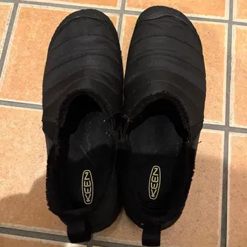 KEEN 블랙 슬립온