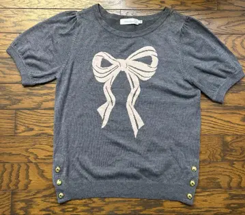 Couture brooch 그레이 반팔 니트 38