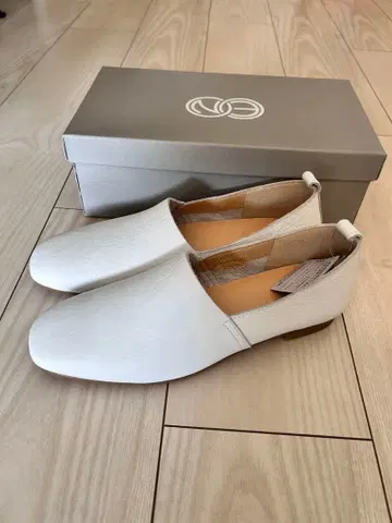 [ 미사용 새상품 ] 화이트 가죽 플랫슈즈 키다리 아저씨 여성용