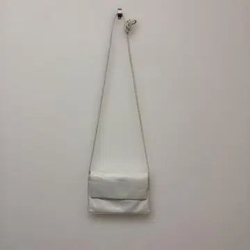 화이트 숄더백 내 포켓 부착