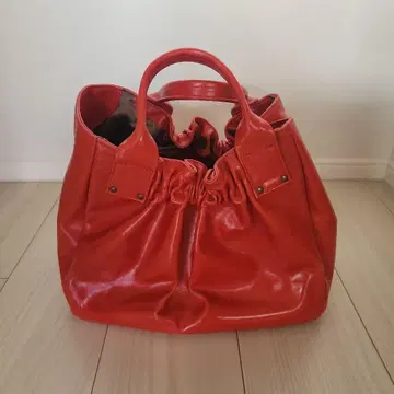 빨간색 가죽 핸드백