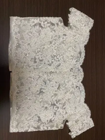 with a white 11호 아르 이즈 웨딩 볼레로