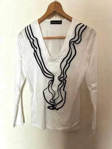 프릴 장식 화이트 V넥 티셔츠 38