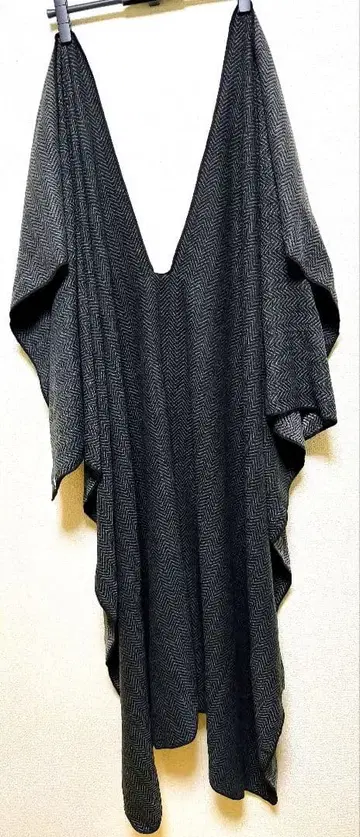 [ 새상품 ] 변형 드레이프 상의 아크릴 100% 블랙 계열 1개