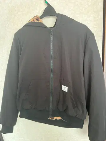 레오파드 무늬 플리스 안감의 블랙 자켓