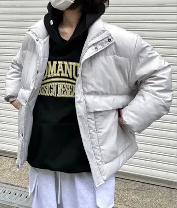 지하층 + 라이트 그레이 다운 자켓