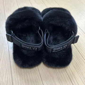 새상품급 SHAKA 블랙 퍼 샌들 23cm