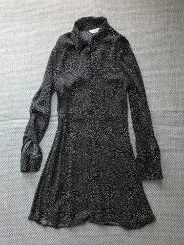 & Other Stories 도트 패턴 원피스 네이비 베이지