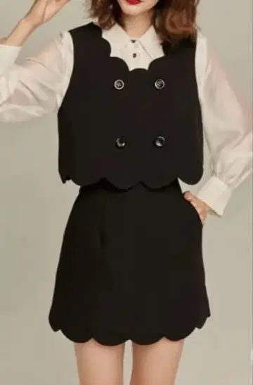 트웬티스 [주근깨가 생겼다] 스캘럽 디자인 셋업 블랙 M