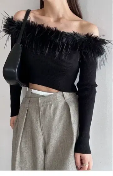 SNIDEL 인조 모피 오프숄더 스웨터