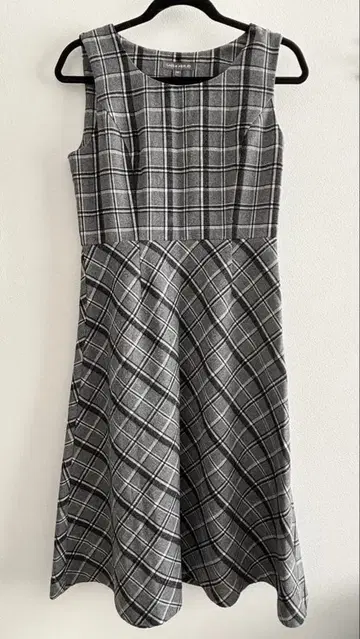 LAURA ASHLEY 슬리브리스 무릎 기장 원피스