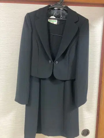 블랙 정장 세트 자켓과 드레스