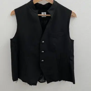 Yuumi ARIA 블랙 스탠드 카라 베스트