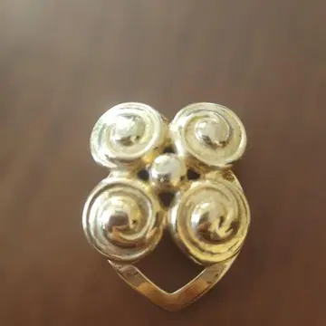 소용돌이 디자인의 하트형 스카프 고정구