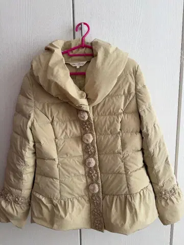 후드 부착 베이지 다운 자켓