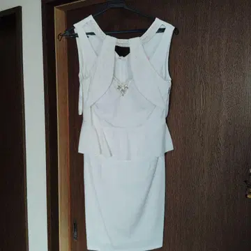 화이트 페플럼 드레스 비쥬 포함