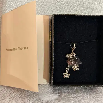 사만사 타바사 꽃 모티브 참