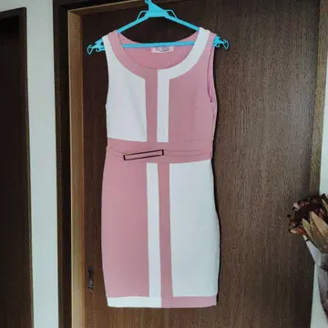 핑크 화이트 타이트 드레스 슬리브리스