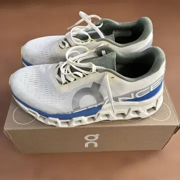 중고 ON DISTANCE 스니커즈 화이트/블루/그린