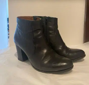 블랙 가죽 앵클부츠 Adam et Rope