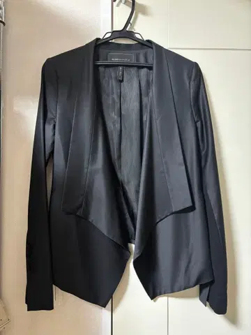 BCBGMAXAZRIA 블랙 노카라 자켓