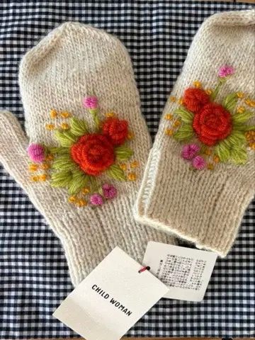 CHILD WOMAN 네팔 핸드 니트 자수 미튼 별주