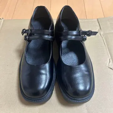 블랙 스트랩 통굽 로퍼