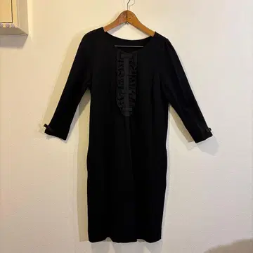 앤드러브 블랙 프릴 7부 소매 원피스