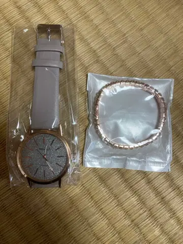 아날로그 손목시계와 팔찌 세트